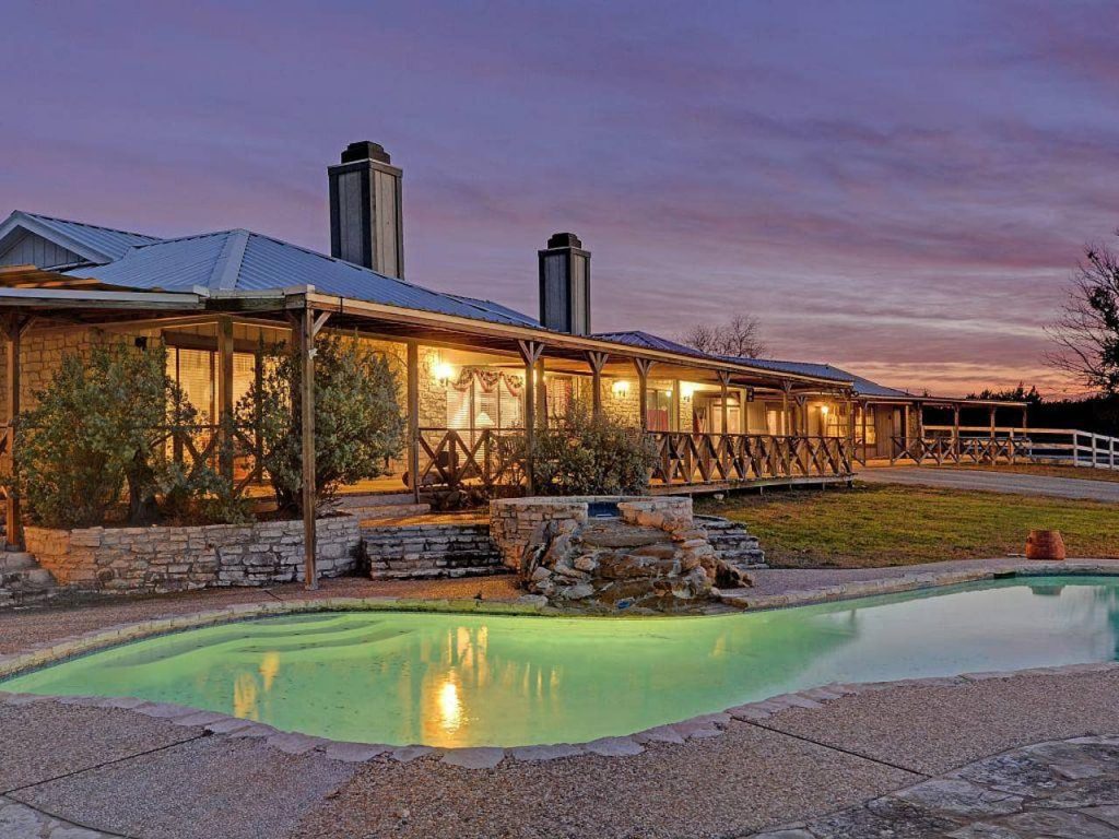 Instagram post from estateonlaketravis. This post is in position 5.